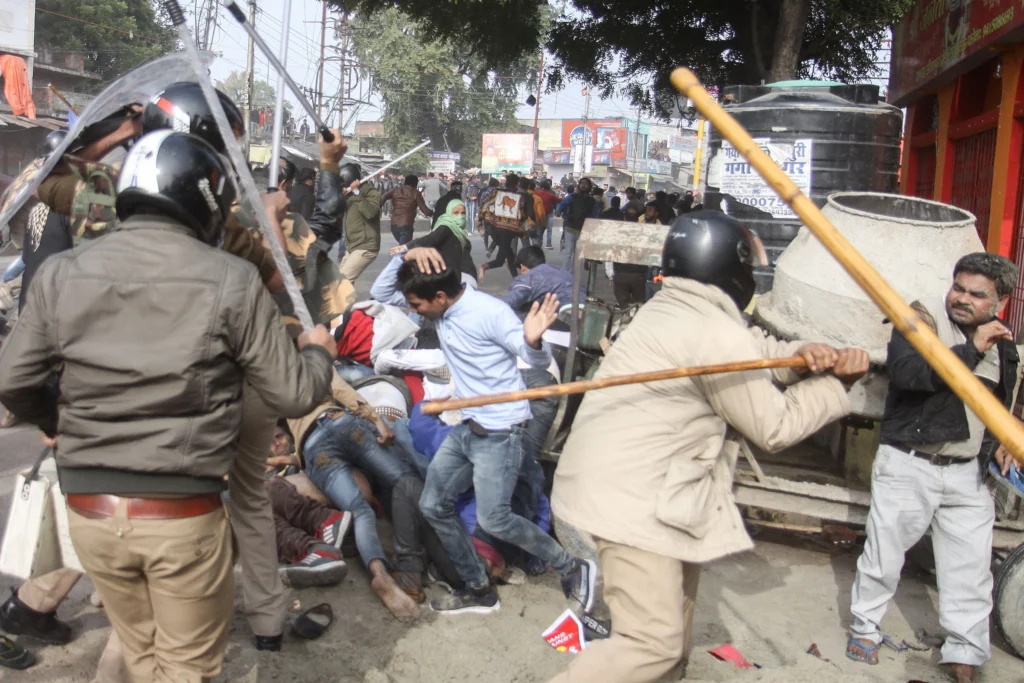 The miscreants looted the chain from the young man, beat him up for protesting