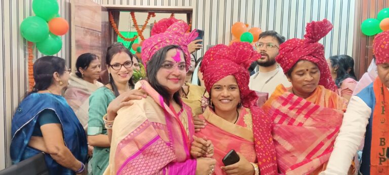 618803