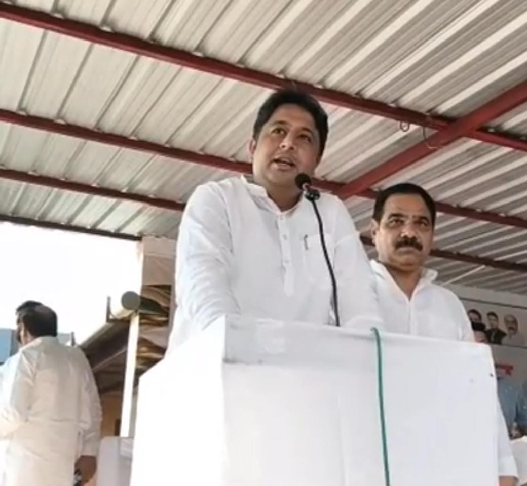 622437
